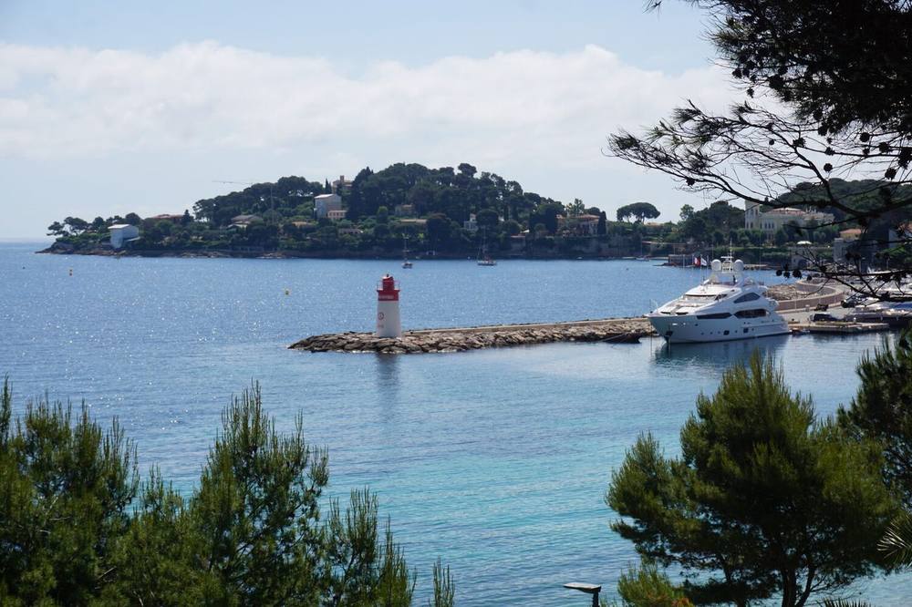 Antibes & Cap d'Antibes classic car tour — island lighthouse